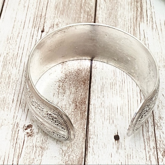 Unsigned Silver-tone Ornate 1.25” Open Bangle Stackable Bracelet - Picture 7 of 9